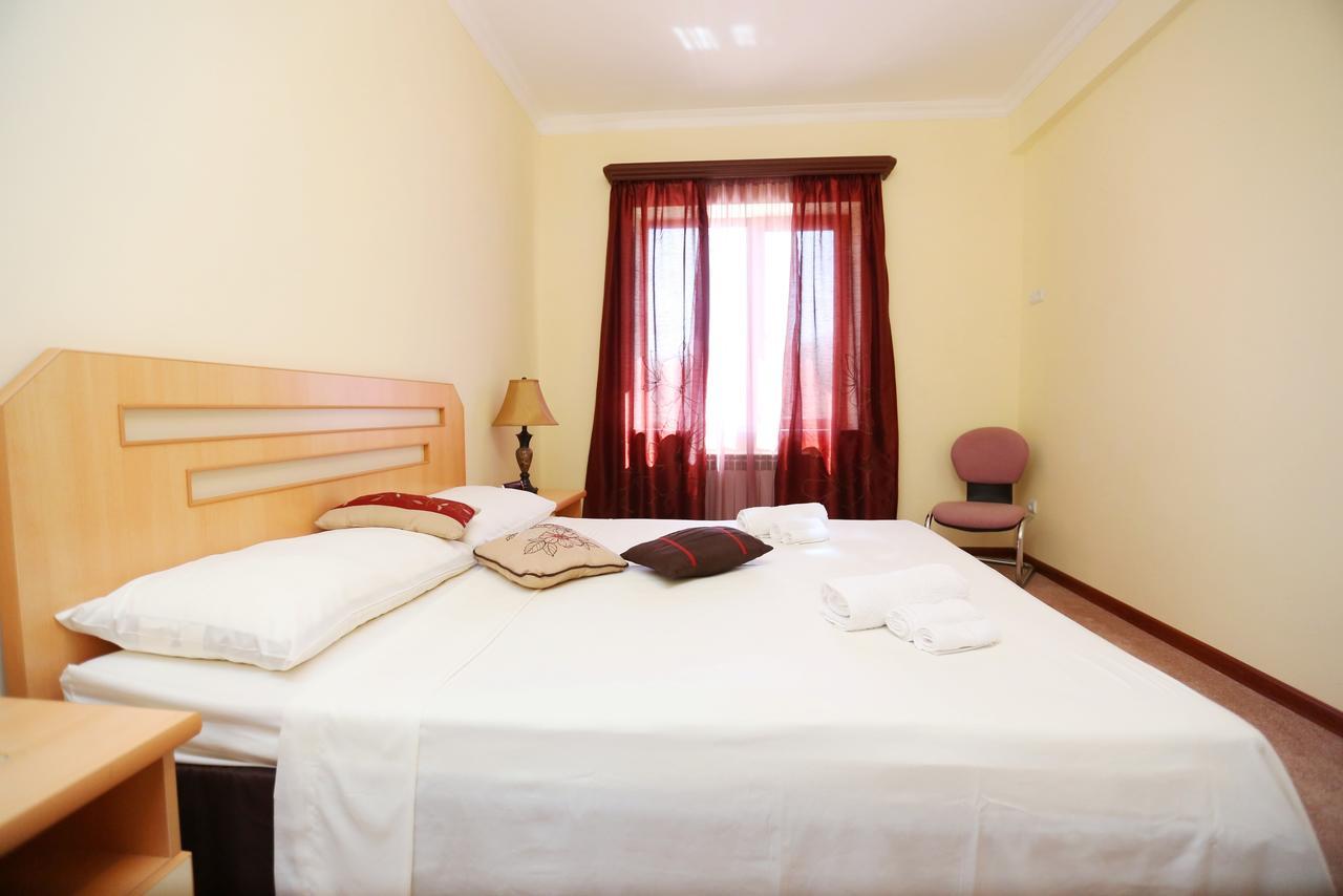 Amrots Hotel Vajk Buitenkant foto