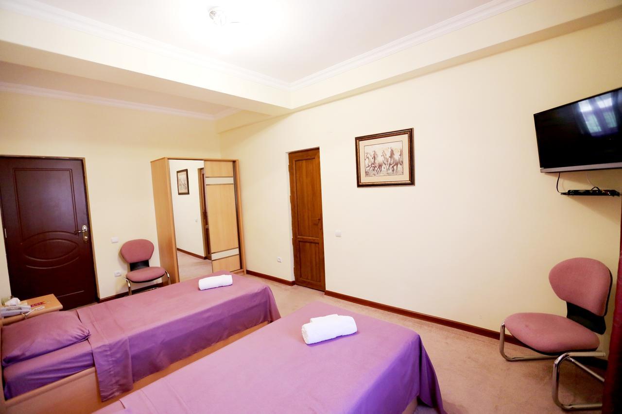 Amrots Hotel Vajk Buitenkant foto