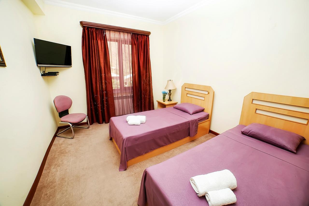 Amrots Hotel Vajk Buitenkant foto